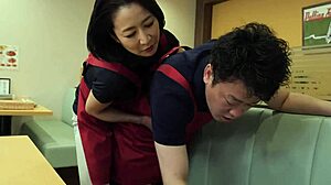 सेइको रिकिस की पत्नी को एक गर्म पोर्न वीडियो में एक युवा आदमी के लिंग द्वारा क्रीमपाई किया जाता है
